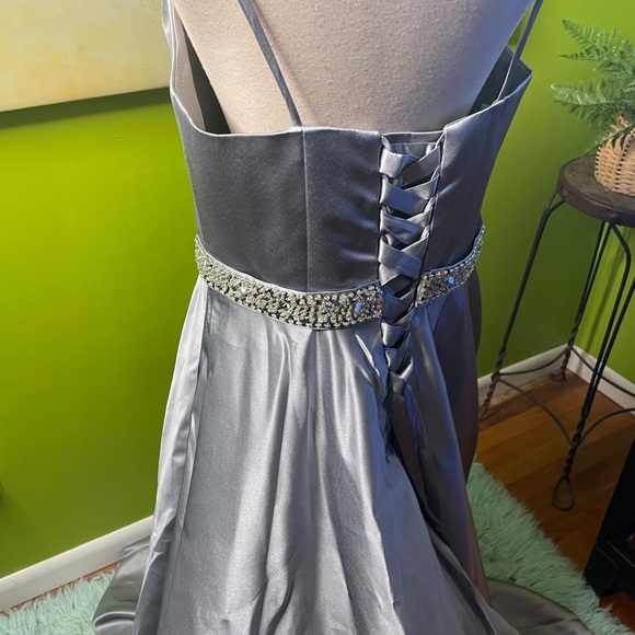 Absolutely beautiful princess dress - Picture 4 of 6